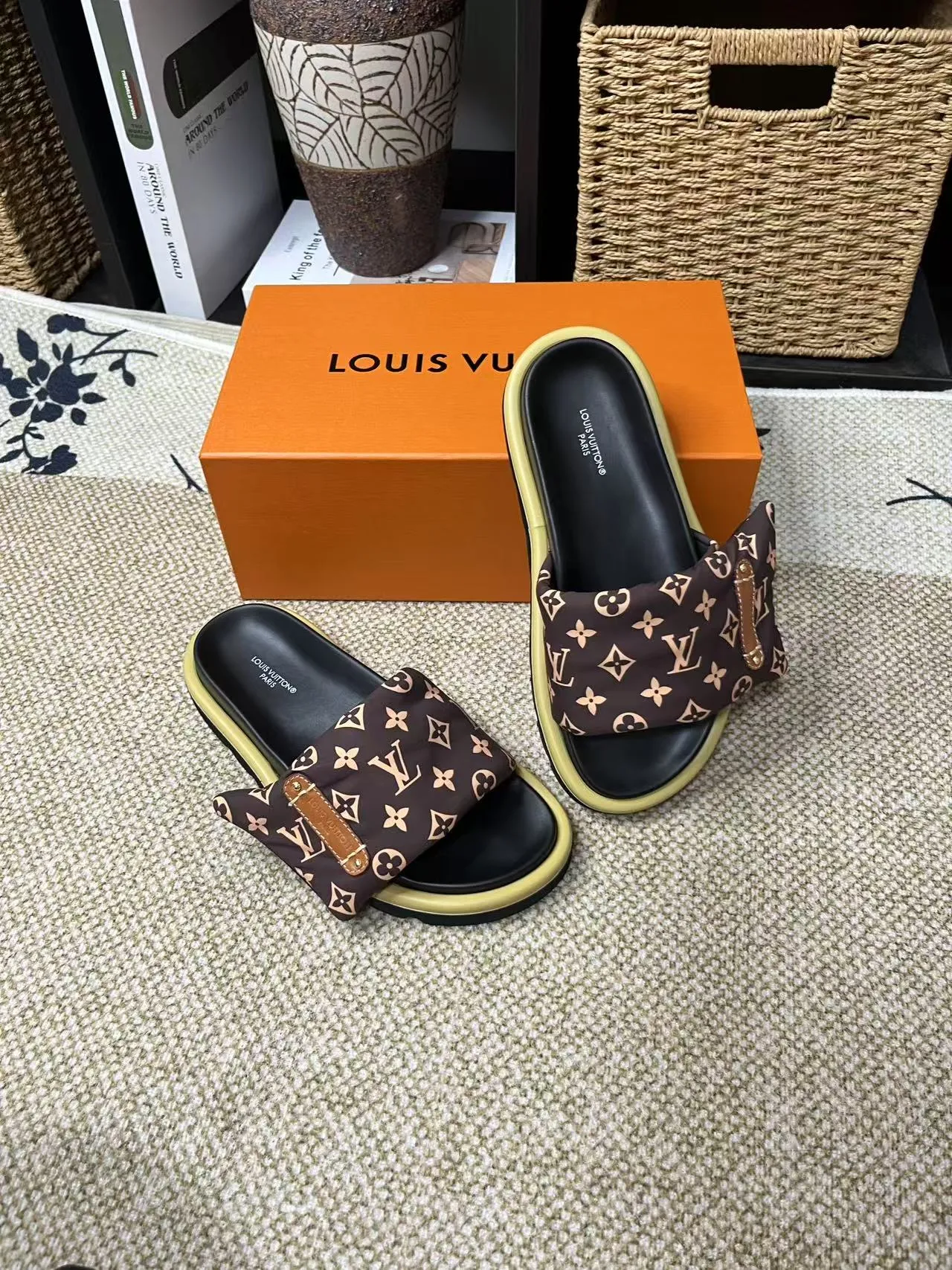 P340 yuan LV Louis Vuitton Full of high-end feel! A popular model among bloggers at home and abroad, it’s retro and fashionable, and looks stunning on your feet! Mainly recommended model on the official website★ ━━━━━ ЅᏇєєt ━━━━━ ▪️Upper: original calfskin ➕5D printing process ▪️Inner: imported mixed sheepskin ▪️Outsole: original molded foam outsole ▪️Size: Female 35-40 Men's 39-44 (women's 41 men's 45)